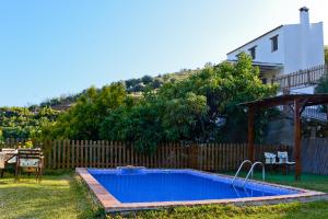 una piscina en el patio trasero de una casa en Casa entre Nerja y Frigiliana, en Frigiliana