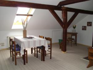 ein Esszimmer mit einem weißen Tisch und Stühlen in der Unterkunft Ferienwohnung Am Dorfplatz in Lutherstadt Wittenberg