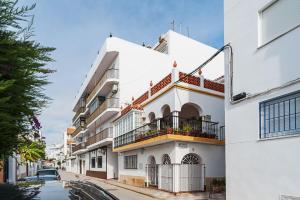 コニル・デ・ラ・フロンテーラにあるApartamento junto a la playa en el centroの通りに面した白い建物