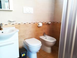 bagno con servizi igienici e lavandino di Incantevole Villa Maddalena a Otranto