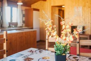 a table with a vase with flowers on it at Las tres hermanas in Conil de la Frontera