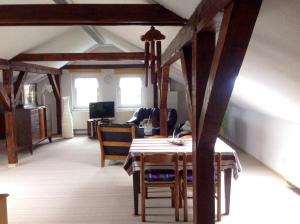 un comedor con mesa y sillas en una habitación en Ferienwohnung Am Dorfplatz, en Lutherstadt Wittenberg