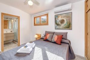 Postel nebo postele na pokoji v ubytování Villa Gran Voramar + 22 fotografií