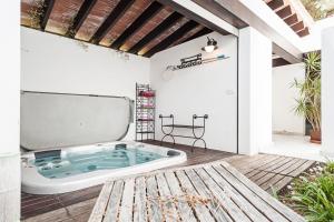 bañera en el medio de un patio en Los 3 pozos-jacuzzi de mayo a sept, en Chiclana de la Frontera