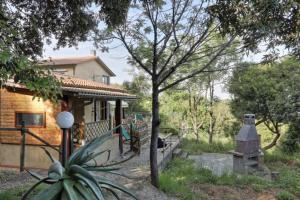 A garden outside Appartamenti Le Querce - Lentisco