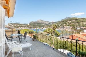 a balcony with a table and chairs and a view of the ocean at Can Joi 12 in Sóller