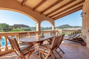 松塞爾韋拉的住宿－Solluna，露台设有木桌和椅子,甲板上设有