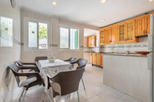 a kitchen with a table with chairs and a counter at Nafeti in Palma de Mallorca