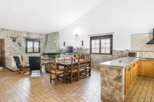 a kitchen and living room with a table and chairs at Chalet Aragon Muñoz in Conil de la Frontera