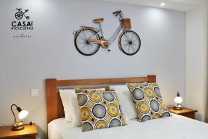 ペニシェにあるCasa das Bicicletasのベッドの上に掛けられた自転車