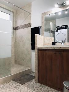 W łazience znajduje się prysznic i umywalka. w obiekcie Labechiloa plage - T4 - 84 m2 - 3 ch - Centre historique w mieście Saint-Jean-de-Luz