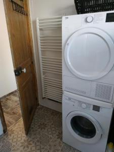 a washer and dryer in a small room at Labechiloa plage - T4 - 84 m2 - 3 ch - Centre historique in Saint-Jean-de-Luz