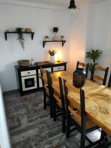 een eetkamer met een houten tafel en stoelen bij Labechiloa plage - T4 - 84 m2 - 3 ch - Centre historique in Saint-Jean-de-Luz