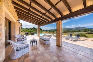 Nespecifikovaný výhled na hory nebo výhled na hory při pohledu z vily