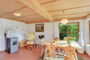 cocina y comedor con mesa y sillas en Chalet am Brand en Tegernsee