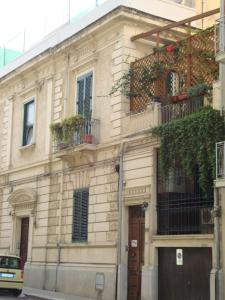 a building on the side of a street at La Maison des Livres in Reggio Calabria