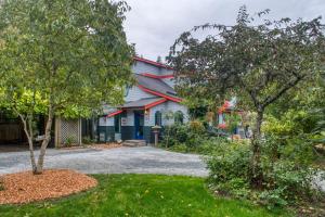 a house with a driveway and trees in the yard at Sehome Garden Inn in Bellingham