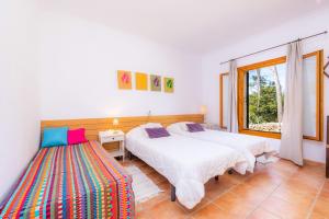 ein Schlafzimmer mit zwei Betten und einem Fenster in der Unterkunft Sa Creu De Saume in Artá