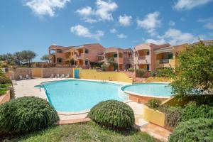 una grande piscina di fronte a una casa di Ariete a Santa Teresa di Gallura