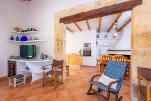 eine Küche und ein Esszimmer mit Tisch und Stühlen in der Unterkunft Sa Creu De Saume in Artá