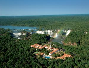 eine Luftansicht der Niagarafälle in der Unterkunft Hotel das Cataratas, A Belmond Hotel, Iguassu Falls in Foz do Iguaçu