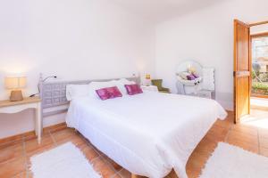 Ein Bett oder Betten in einem Zimmer der Unterkunft Sa Creu De Saume