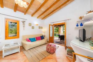 ein Wohnzimmer mit Couch und Fernseher in der Unterkunft Sa Creu De Saume in Artá