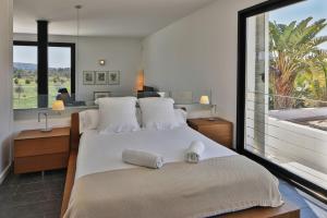 ein Schlafzimmer mit einem großen Bett mit einem großen Fenster in der Unterkunft Sa Plana d´en Miquel in Sant Joan de Labritja + 35 Fotos