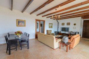 a living room with a couch and a table at Villa Quilin in Alhaurín el Grande