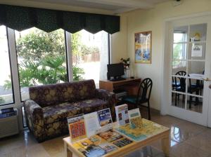 Seating area sa Days Inn by Wyndham Oceanside