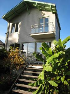 una casa con una escalera que conduce a ella en L'horizon, Suite familiale, stationnement gratuit, prise batterie, en Niort