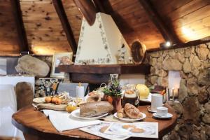 una mesa de madera con comida encima en Pinnetta Sarda, en Codrongianos