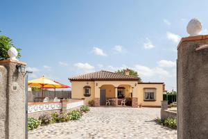 a house with a gate leading into a yard at Solo Para Familias - Camino del Pozo La Boyal in Chiclana de la Frontera