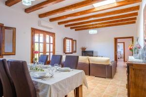 jadalnia ze stołem i krzesłami w obiekcie Casa Cristina Ibiza w mieście Sant Carles de Peralta