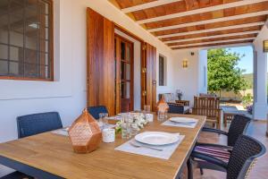 une table en bois avec des chaises et une salle à manger dans l'établissement Casa Cristina Ibiza, à Sant Carles de Peralta