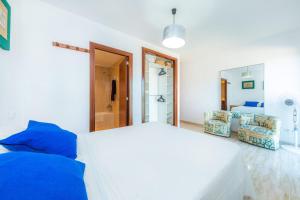 A bed or beds in a room at Syrenah