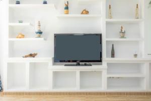 A television and/or entertainment centre at Syrenah