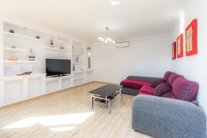 A television and/or entertainment centre at Syrenah