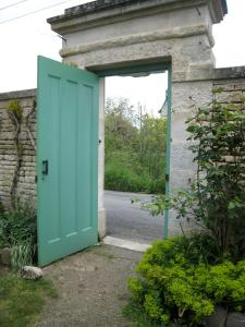a green door leading into an entrance to a building at L'horizon, Suite familiale, stationnement gratuit, prise batterie in Niort