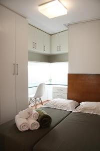 a room with a bed with towels on it at Charmoso e Aconchegante in Recife