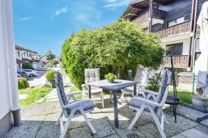 un patio con mesa y 4 sillas en Fewo Trudi en Grabenstätt