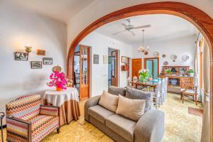 a living room with a couch and a table at Sa Barberia De Sineu in Sineu