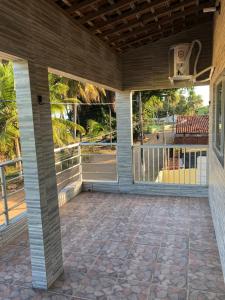 馬拉戈日的住宿－Casa de praia，一座房子里一个空的庭院,上面有篮球架