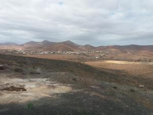 a view of a town in the middle of a mountain at Casa Campo de tiro Morro Negro in Tuineje +3 photos
