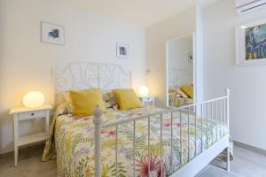 Un dormitorio blanco con una cama y un espejo. en Villa Xana, en Playa Blanca 22 fotos más