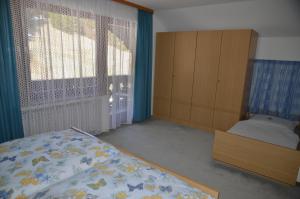 クレーにあるFerienwohnung Steinhauserのベッドルーム1室(ベッド1台、窓、ベッド1台付)が備わります。