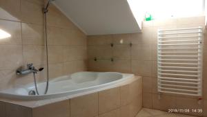 W pokoju znajduje się łazienka z wanną. w obiekcie Apartament w domu na wsi w mieście Tomaszów Lubelski