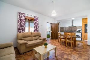 sala de estar con sofá y mesa en Villa Ca1 en Conil de la Frontera