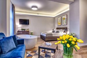 sala de estar con bañera y sofá en Joyinn Aparthotel, en Wroclaw