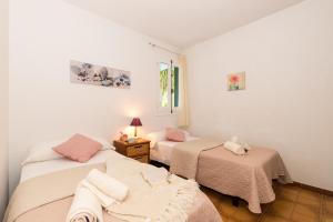 Cama ou camas em um quarto em Apartamento en Cala Galdana